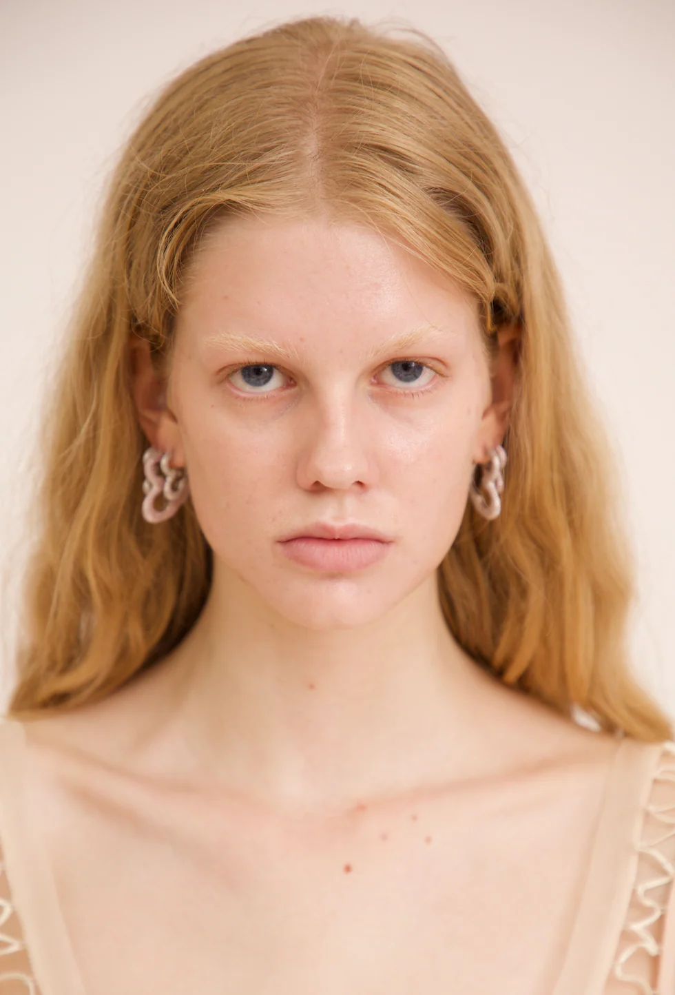 CRYSTAL CLEAR RHINESTONE HEART EARRINGS - Image 4