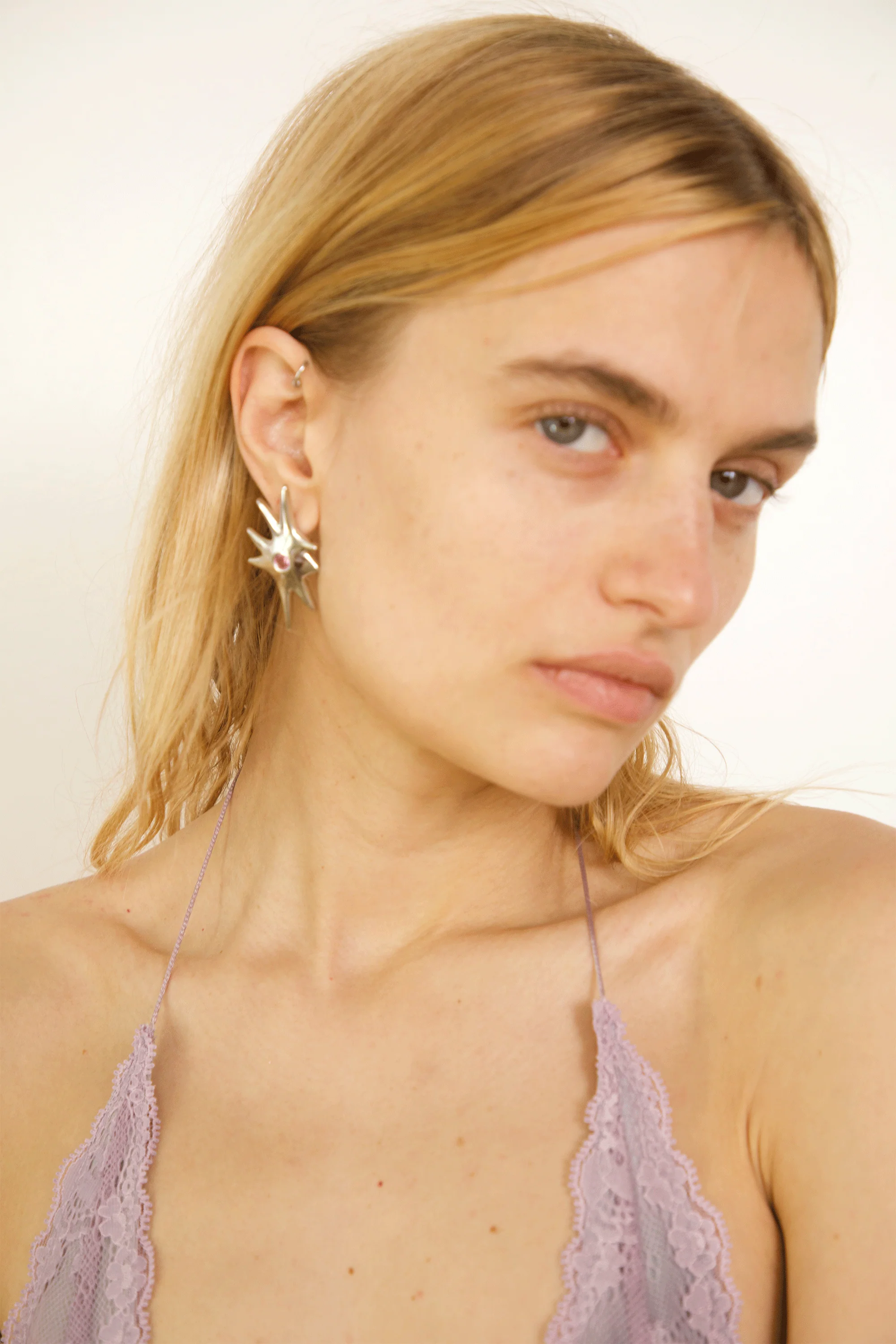 OLIVE MINI CELESTE EARRINGS - Image 4